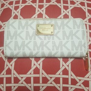 Fabulous Michael Kors Signature Wallet